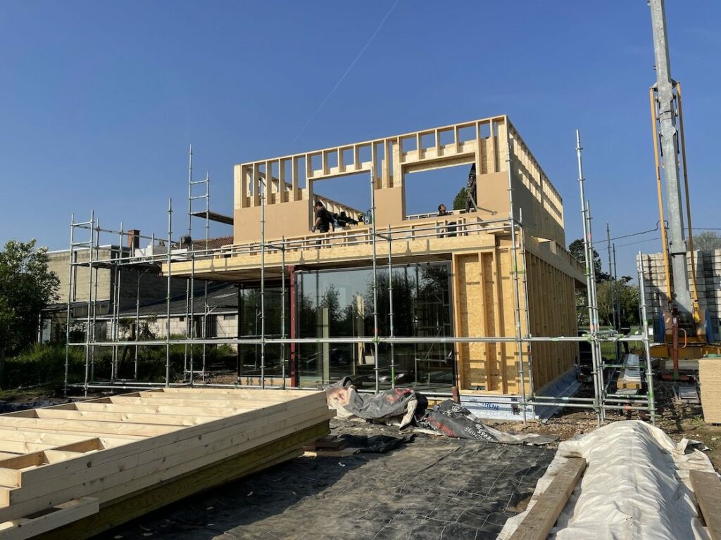 houtskelet afwerking woning in opbouw met houten structuur