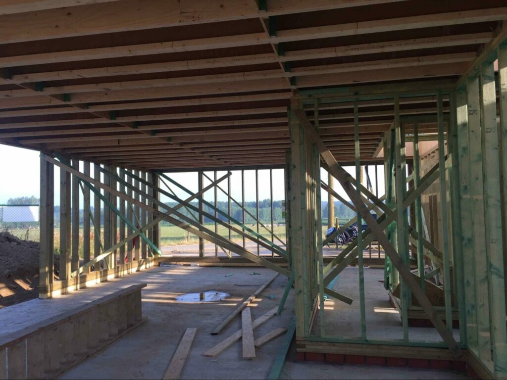 houtskeletbouw renovatie interieur houten structuur woning