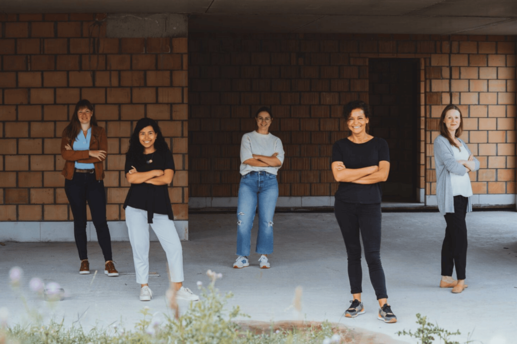 Het team van SITO Architecten op een werf in ruwbouwfase.