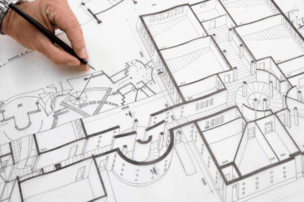 Architect tekent een bouwplan met potlood op kalkpapier.