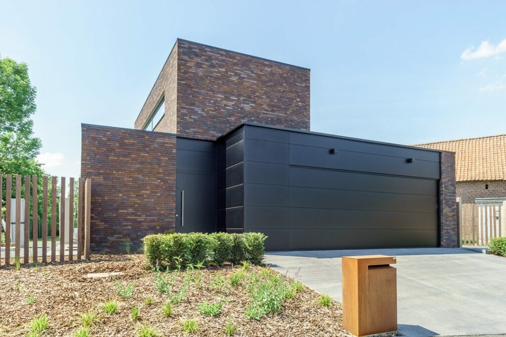 Compacte BEN-woning in moderne stijl met donkere gevelmaterialen en lage energiebehoefte