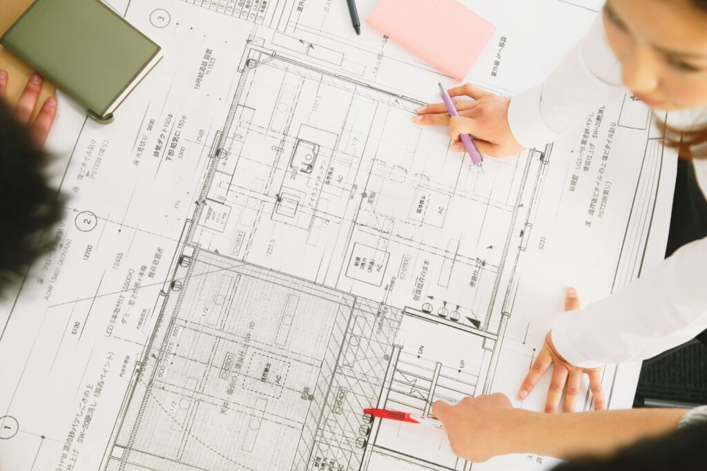 Team bespreekt technische bouwplannen voor een woningproject
