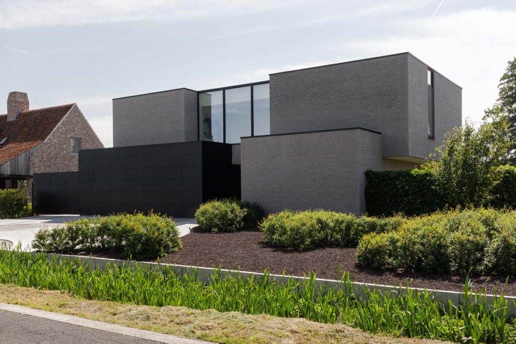 Strakke moderne woning met platte daken, grote ramen en kubistische volumes