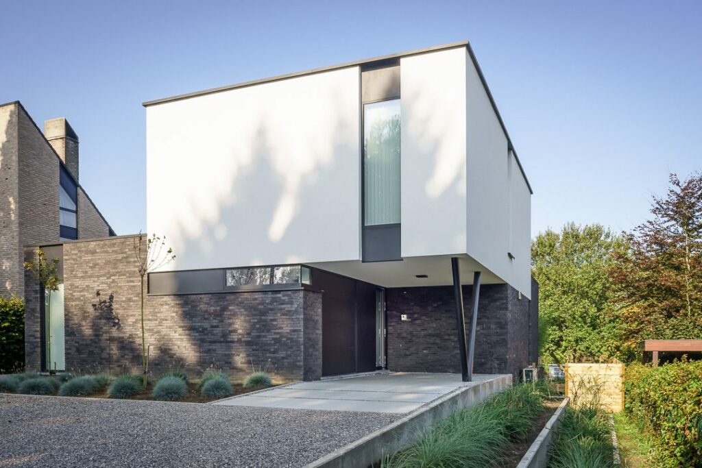 Hedendaagse duurzame woning met witte en donkere gevelcombinatie en strak ontwerp