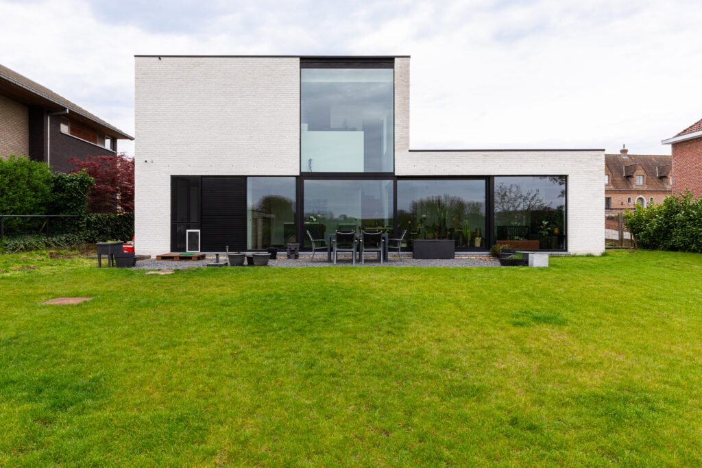 Minimalistische moderne woning met veel glas en een open tuinzicht
