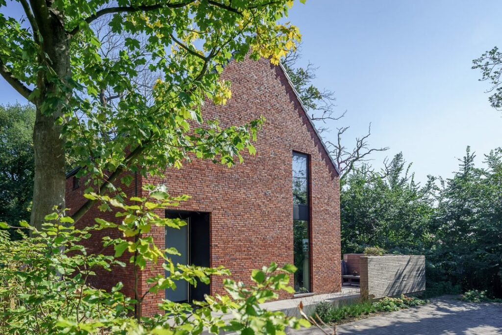 Eigentijdse woning met warme baksteen en moderne architecturale accenten