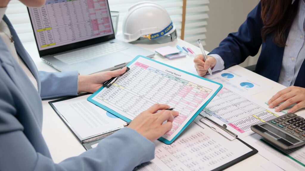 Team bespreekt de kostenraming en budgettering van het bouwplan