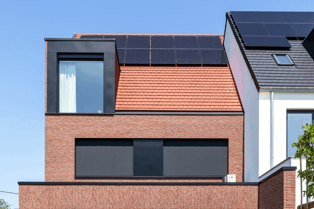 Zonnepanelen op het dak van een woning, als voorbeeld van hernieuwbare energieopwekking