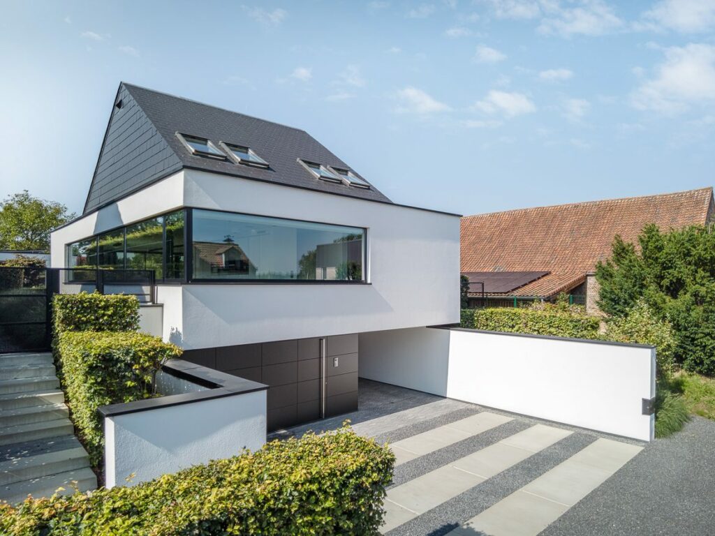 Moderne nieuwbouwwoning gerealiseerd door een aannemer, met strakke afwerking en duidelijke architecturale lijnen