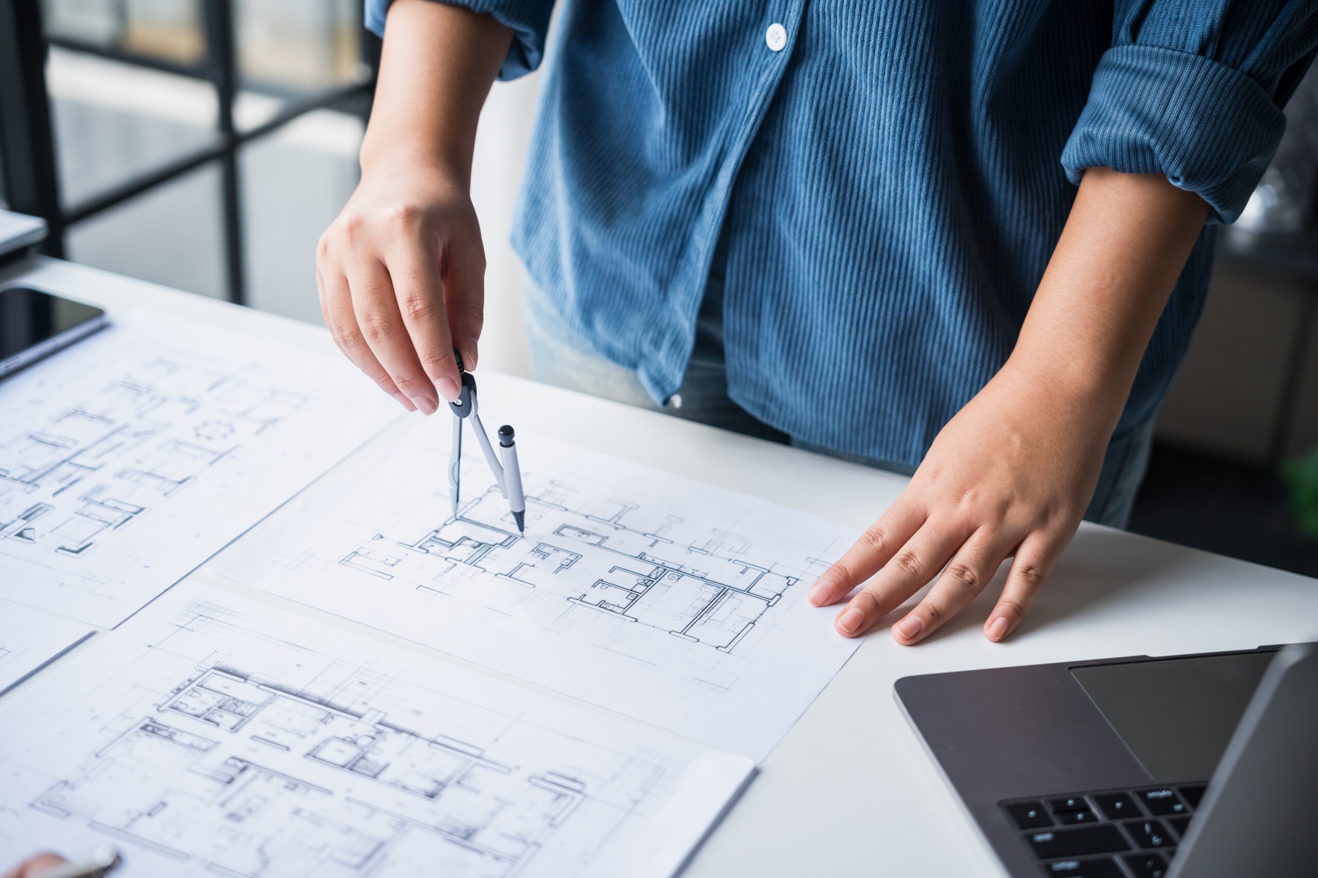 Architect werkt bouwplannen uit ter voorbereiding van een omgevingsvergunningsaanvraag