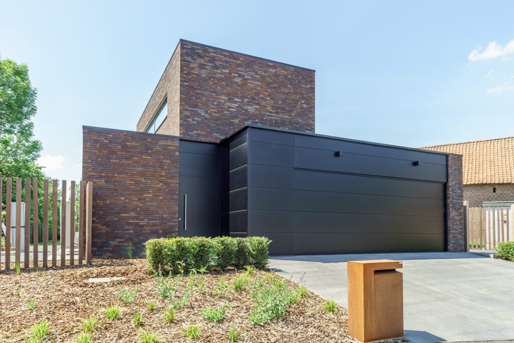 Moderne houtskelet woning met strakke gevel en garage, voorbeeld van houtskelet prijs en afwerking