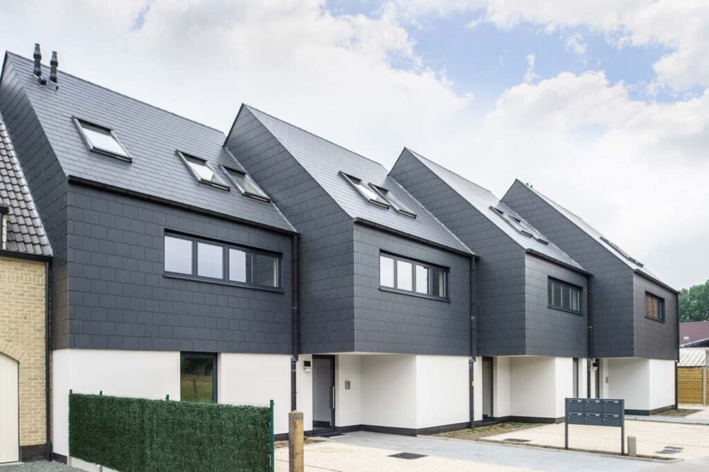 Rijwoningen met hellend dak en moderne dakconstructie afgewerkt met donkere leien