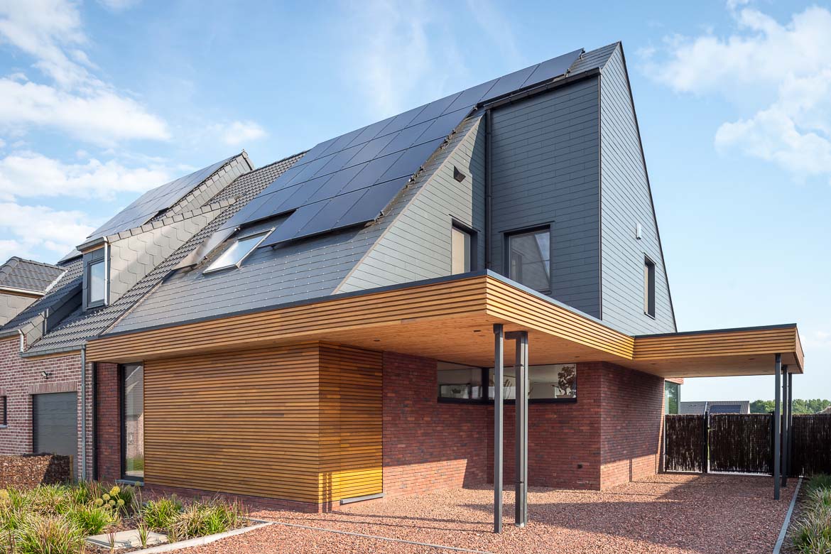 Moderne rijwoningen met donkere leien en strakke dakconstructie