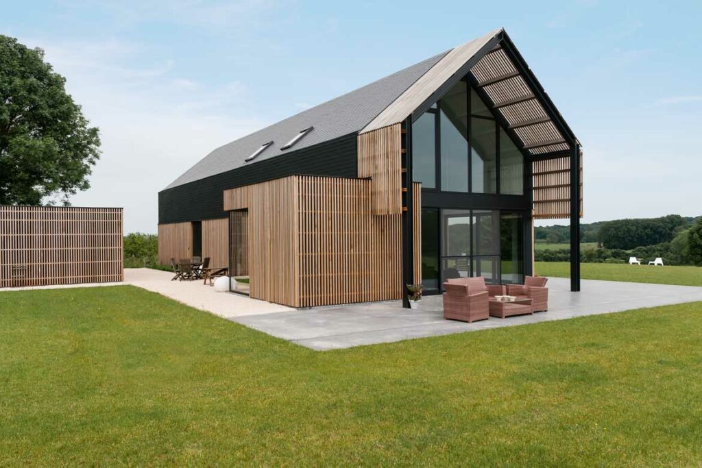 Moderne woning met hellend dak en zichtbare dakconstructie in hout en staal