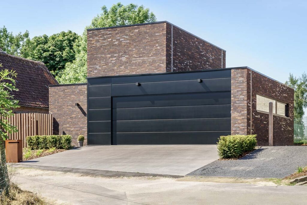 Moderne bakstenen woning met plat dak en strakke dakconstructie