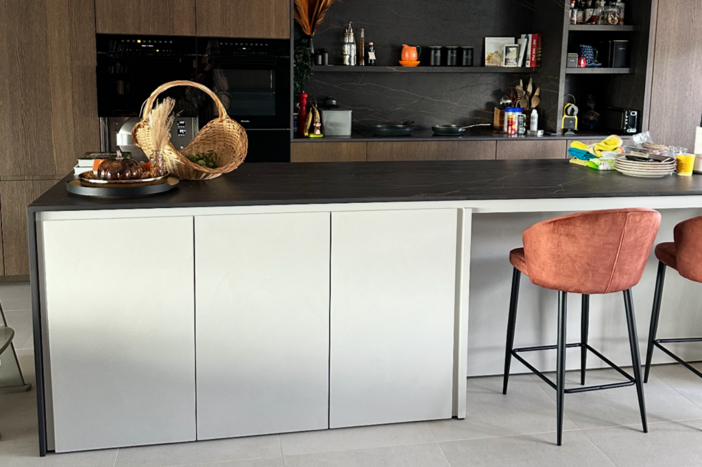 Grote grijze vloertegels in een moderne keuken met kookeiland