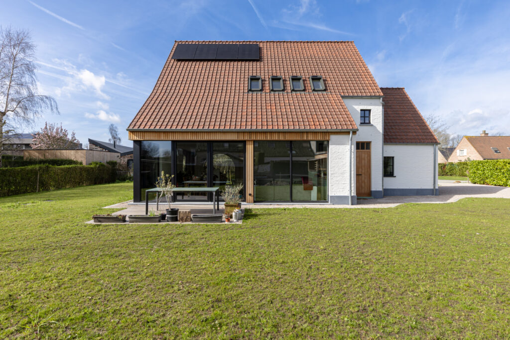 Hoeve verbouwd tot moderne woning, het soort project waar de fermettetaks-discussie over ging