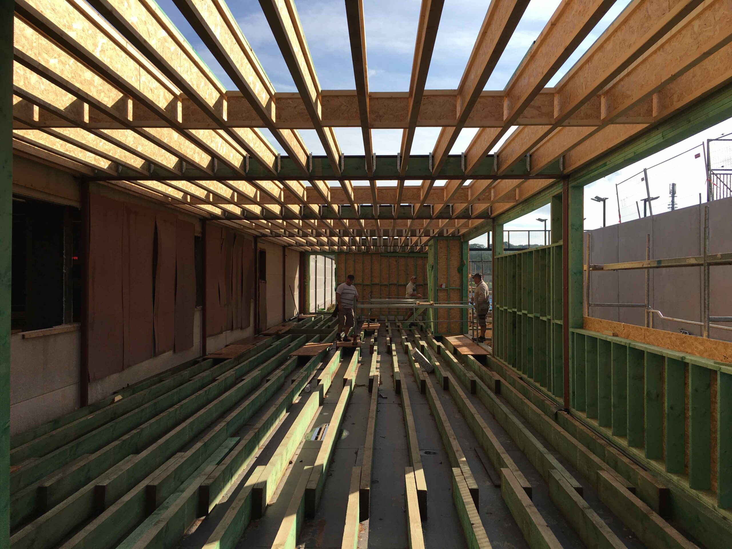 Draagstructuur van vloer en dak tijdens de ruwbouw, een constructief onderdeel dat onder de tienjarige aansprakelijkheid valt.